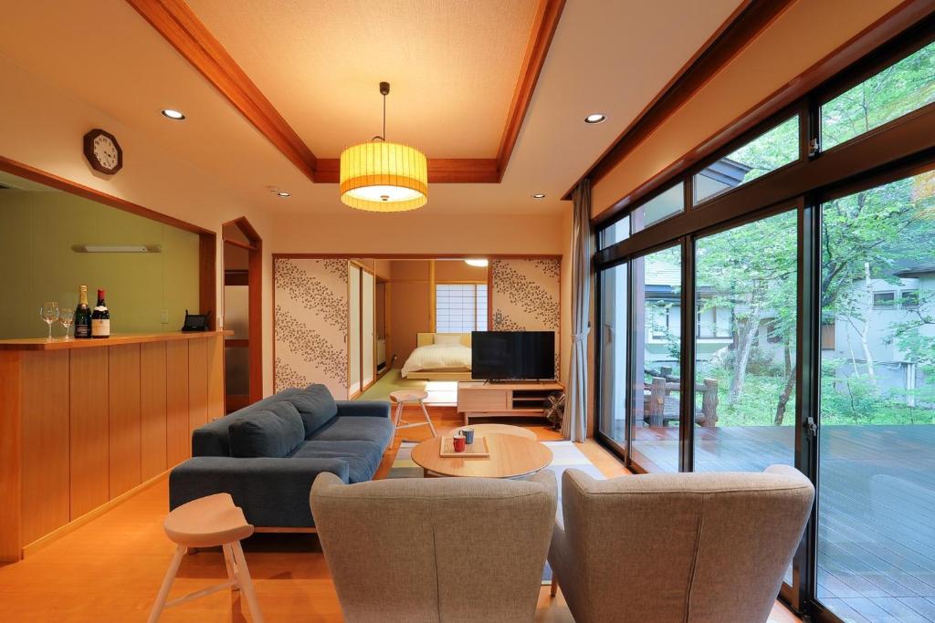 un salon avec un canapé et une table dans l'établissement Kattagun - House - Vacation STAY 54279v, à To-katta