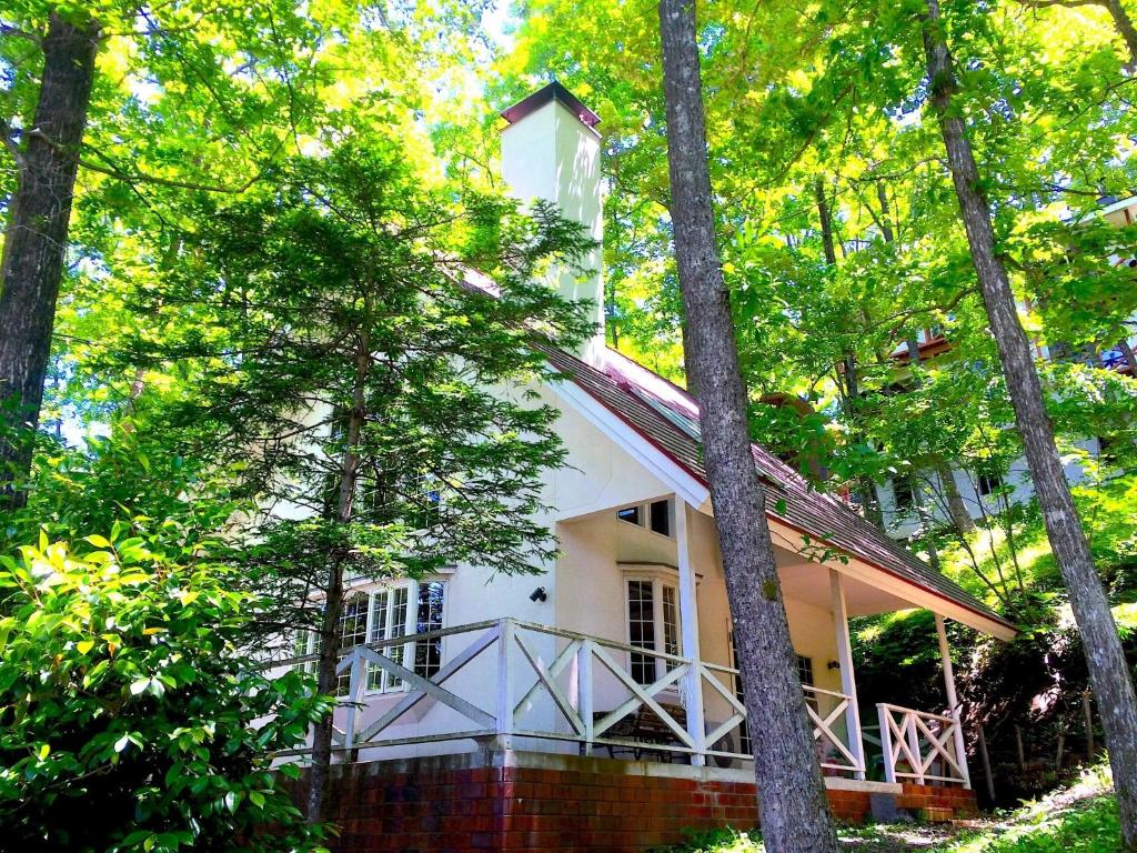 a white house in the middle of trees at Kattagun - House - Vacation STAY 17460 in To-katta