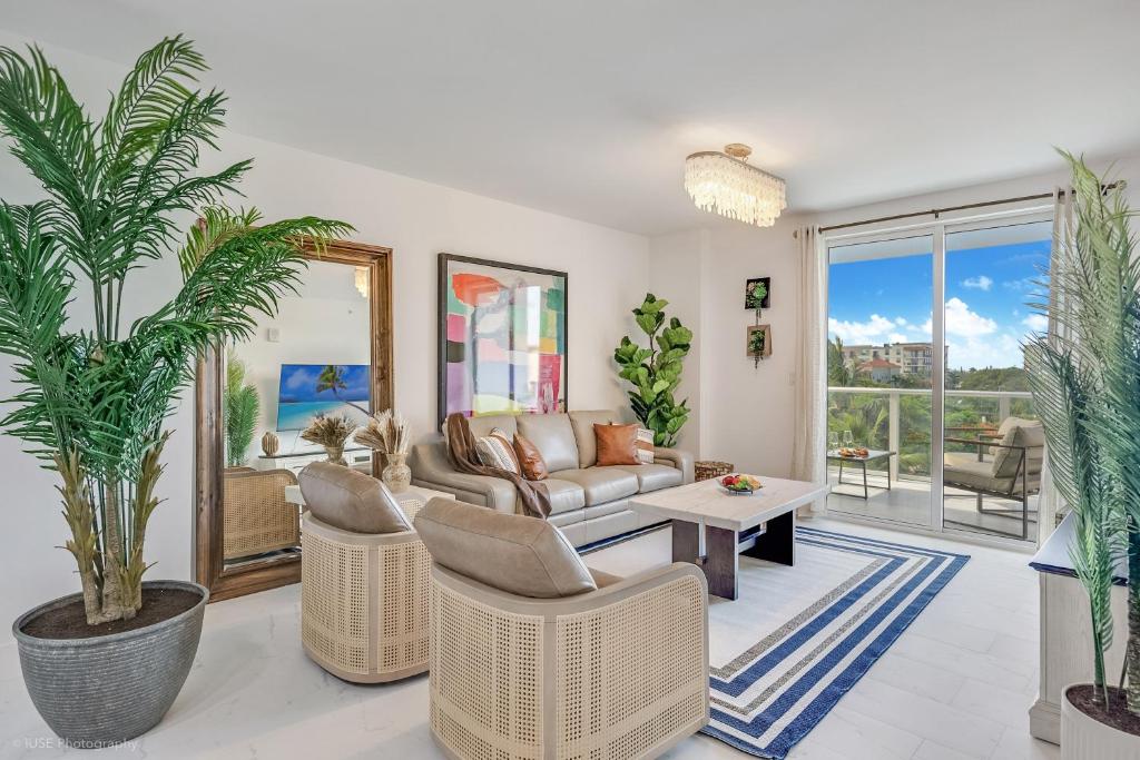 Χώρος καθιστικού στο Lux 3BR City-View Retreat in Hollywood, 2nd Floor