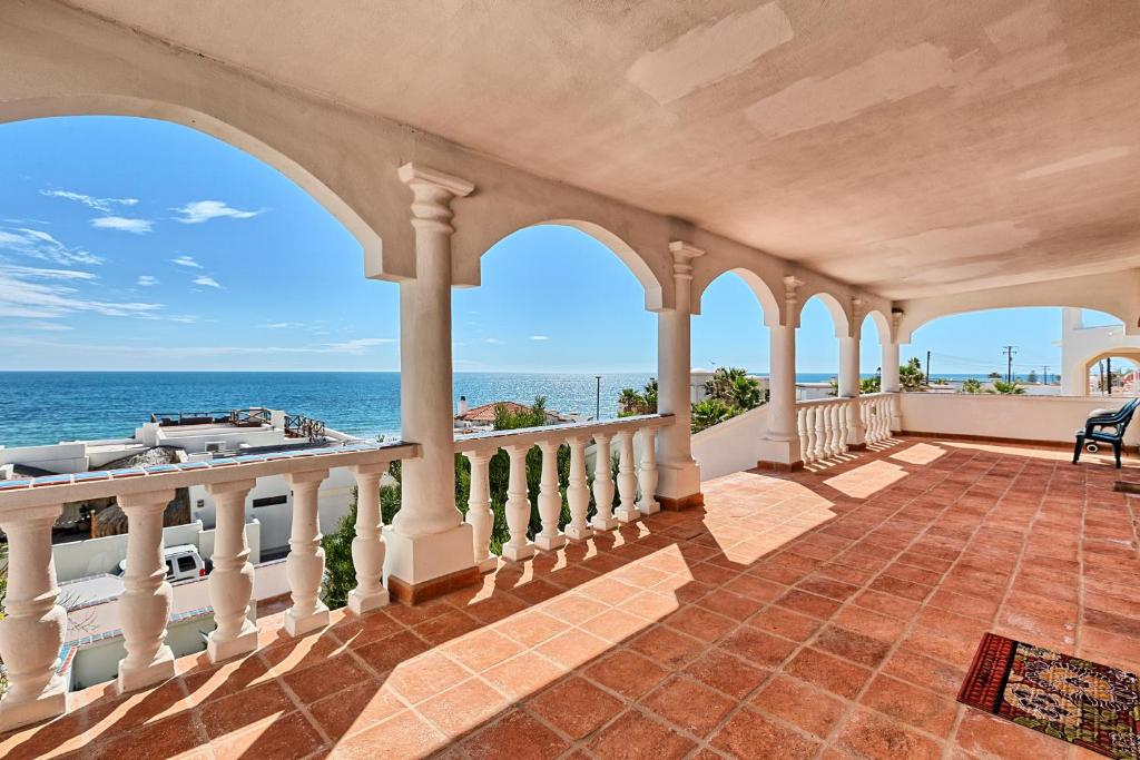 ein Balkon mit Blick auf das Meer in der Unterkunft Vistas de Las Olas West Suite in Puerto Peñasco