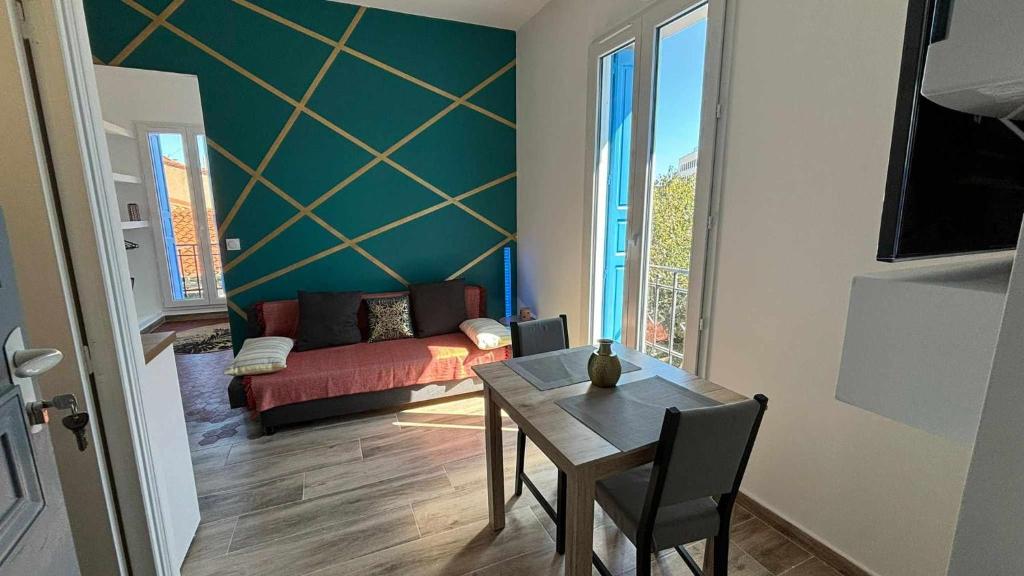 un salon avec une table et un canapé dans l'établissement Les sureaux, à Perpignan