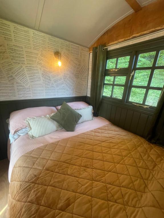 Postel nebo postele na pokoji v ubytování Shepherds Hut Farm Stay - The Nest