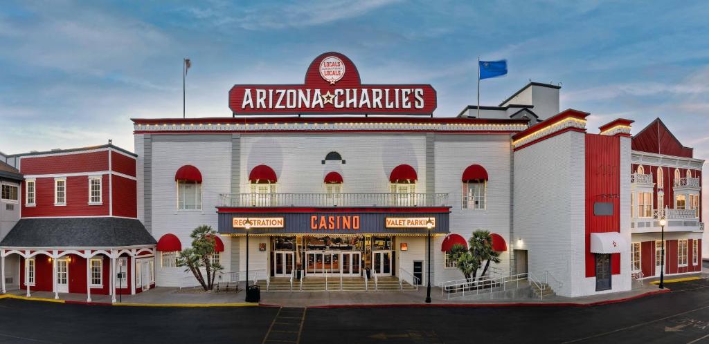 ein großes weißes Gebäude mit einem Schild darüber in der Unterkunft Arizona Charlie's Decatur in Las Vegas