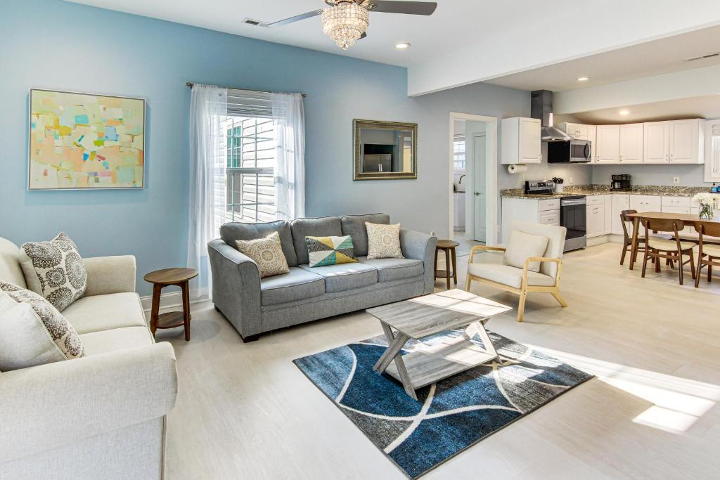 una sala de estar con un sofá y una mesa en Home with Private Yard - Walk to Swamp Rabbit Trail, en Greenville