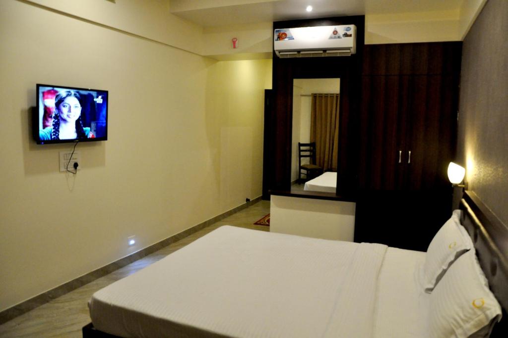 Postel nebo postele na pokoji v ubytování Hotel Gulmohar Pride