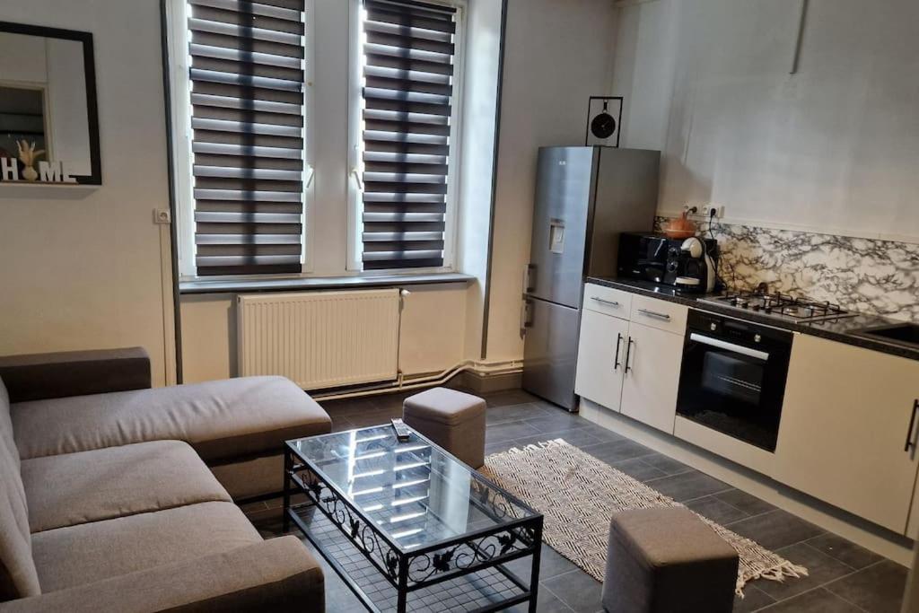 un salon avec un canapé et une table et une cuisine dans l'établissement Dolce vita, à Amnéville