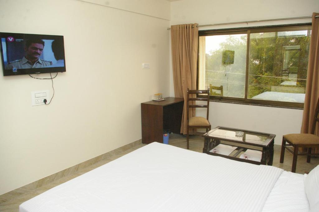 Postel nebo postele na pokoji v ubytování Hotel Gulmohar Pride