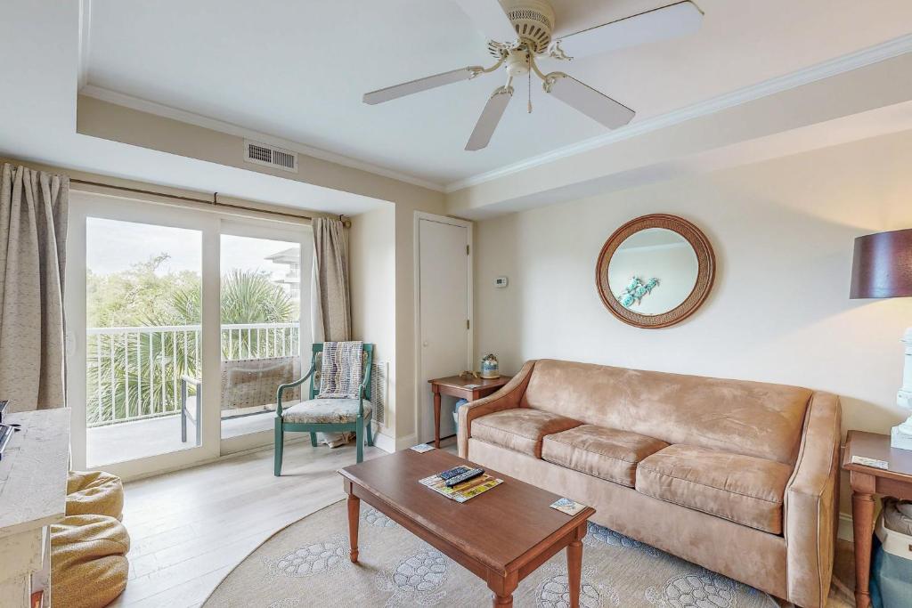 una sala de estar con un sofá y una mesa en Summerhouse at Litchfield, en Pawleys Island