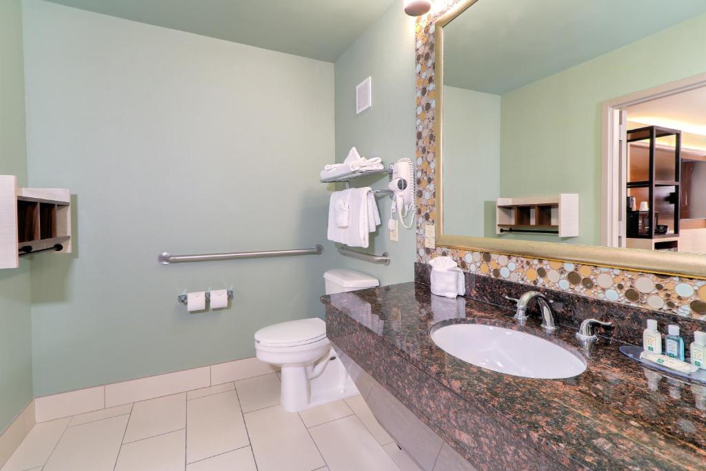 Quality Inn Near the Island Pigeon Forge - 