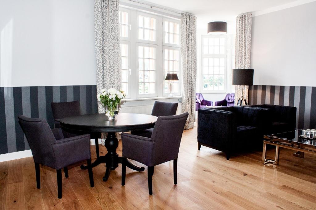 ein Wohnzimmer mit einem Tisch und Stühlen in der Unterkunft Ferienwohnung Oliver92 in Bernkastel-Kues