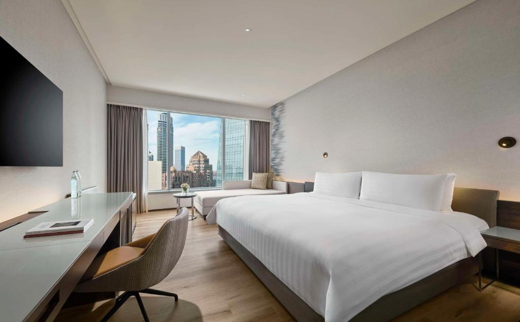 Postel nebo postele na pokoji v ubytování Traders Hotel, Kuala Lumpur