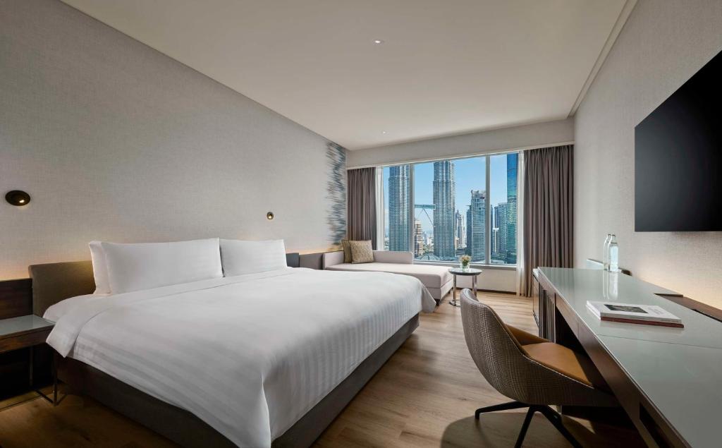 Postel nebo postele na pokoji v ubytování Traders Hotel, Kuala Lumpur
