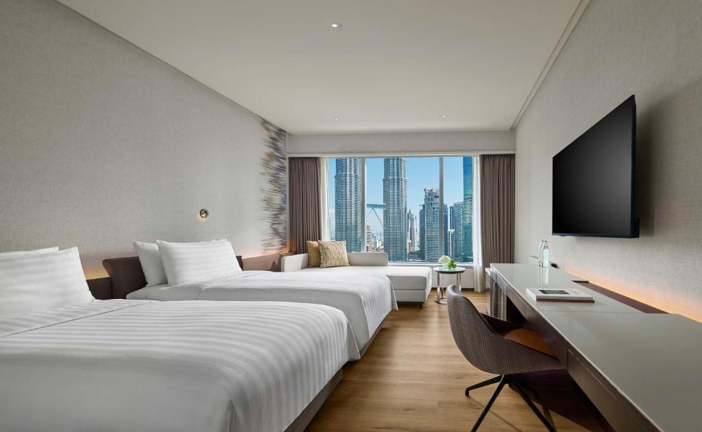 TV a/nebo společenská místnost v ubytování Traders Hotel, Kuala Lumpur