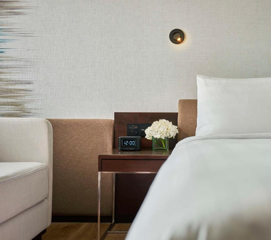 Postel nebo postele na pokoji v ubytování Traders Hotel, Kuala Lumpur