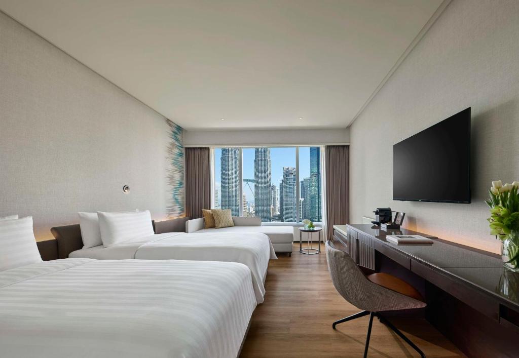 Postel nebo postele na pokoji v ubytování Traders Hotel, Kuala Lumpur
