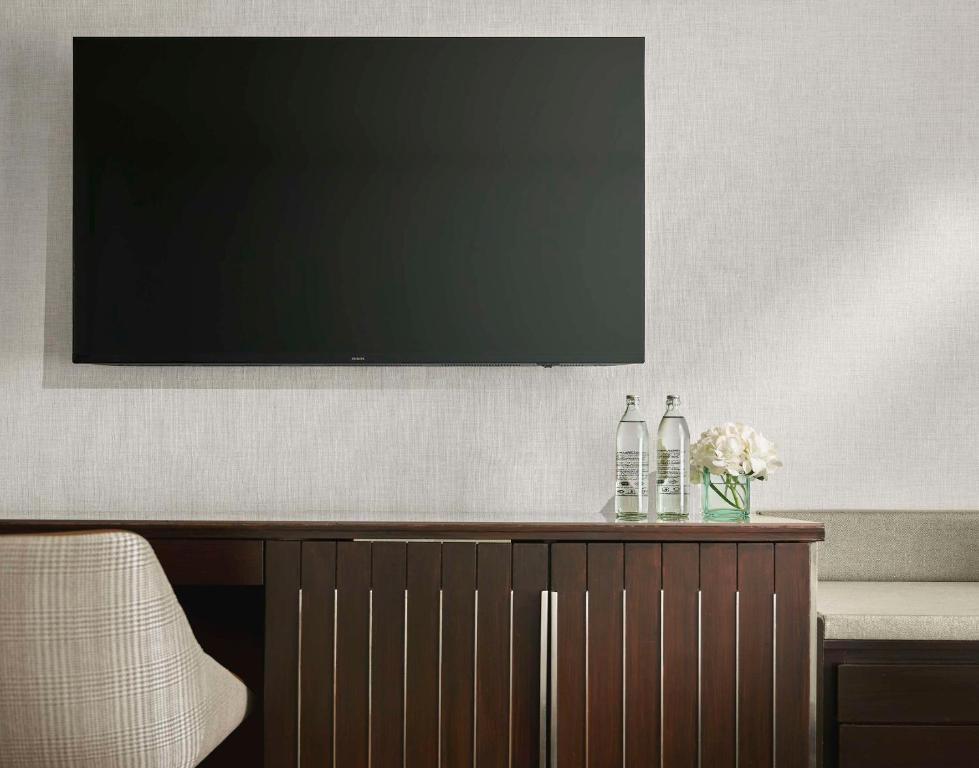 TV a/nebo společenská místnost v ubytování Traders Hotel, Kuala Lumpur