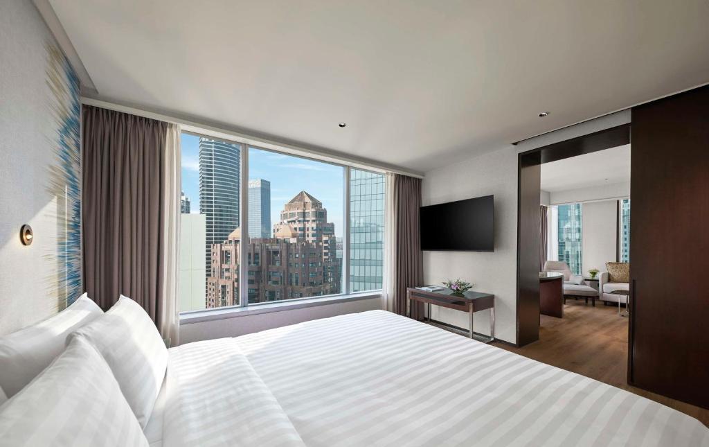 Postel nebo postele na pokoji v ubytování Traders Hotel, Kuala Lumpur