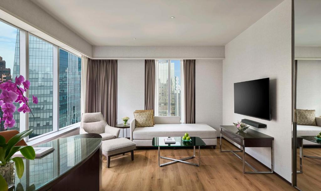 TV a/nebo společenská místnost v ubytování Traders Hotel, Kuala Lumpur