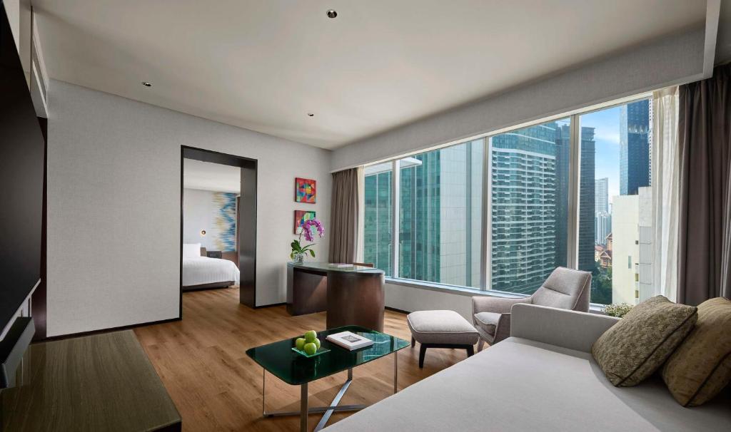 Postel nebo postele na pokoji v ubytování Traders Hotel, Kuala Lumpur