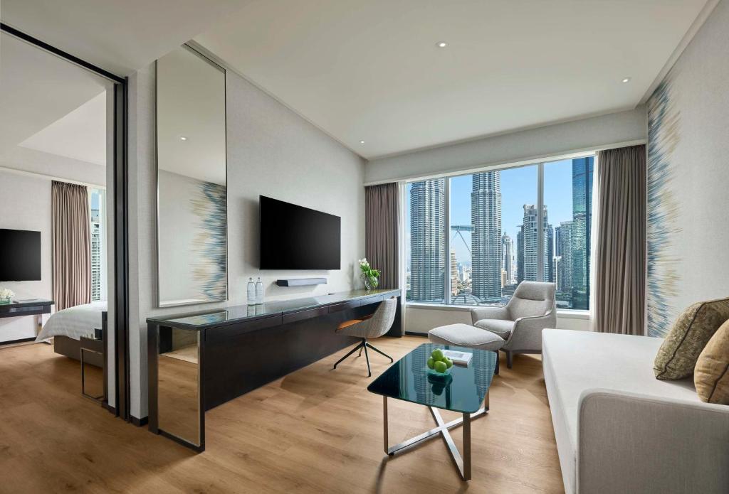 TV a/nebo společenská místnost v ubytování Traders Hotel, Kuala Lumpur