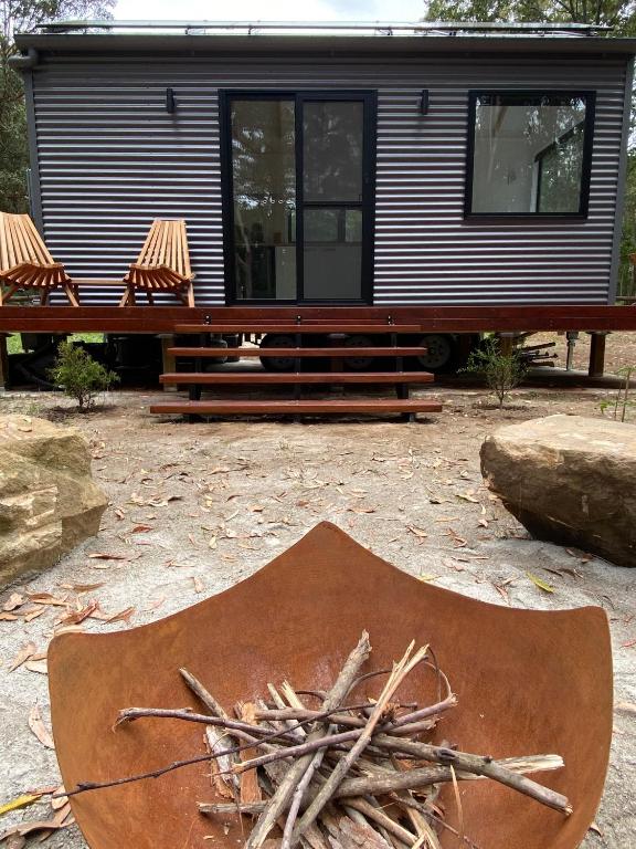 Un jardín fuera de 'Chartreuse' Tiny Home on Green Valley Fingerlime Farm
