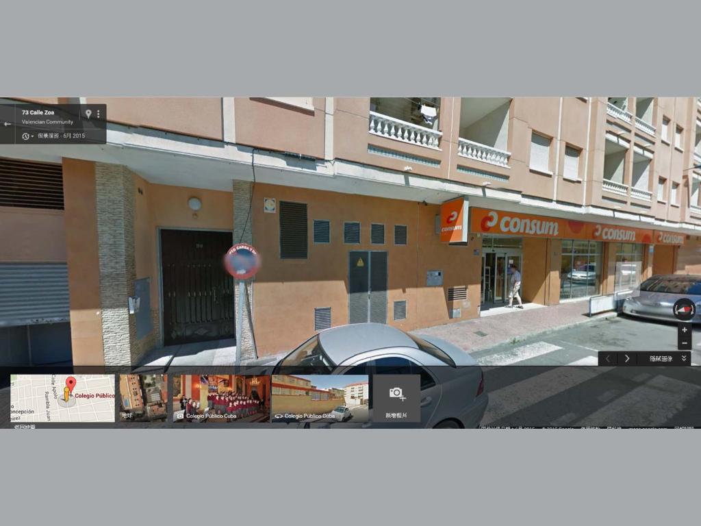 - une vue sur une rue en face d'un bâtiment dans l'établissement Zoa Apartment, à Torrevieja