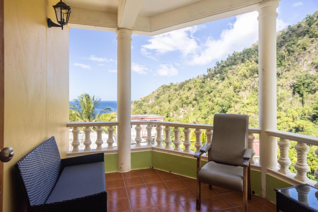 un balcon avec vue sur l'océan dans l'établissement Rosehill Heights Modern 4 bedroom vacation rental, à Soufrière