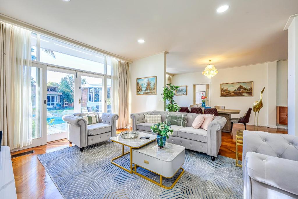 StayAU Spacious 6BR McKinnon Pool Home