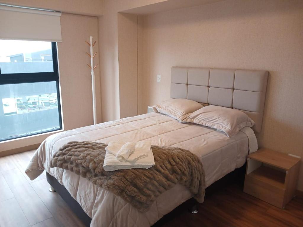BRAND NEW BEDROOMS near the heart of MIraflores房間的床