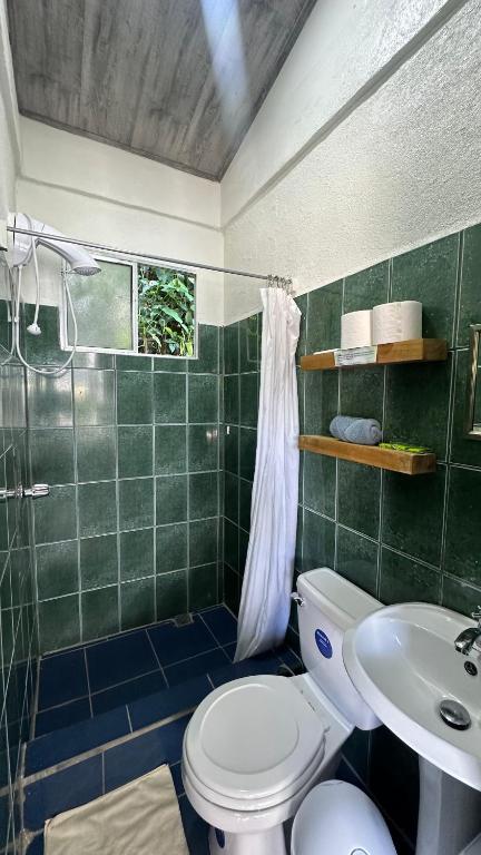 Koupelna v ubytování Rooms & Pool Macaws