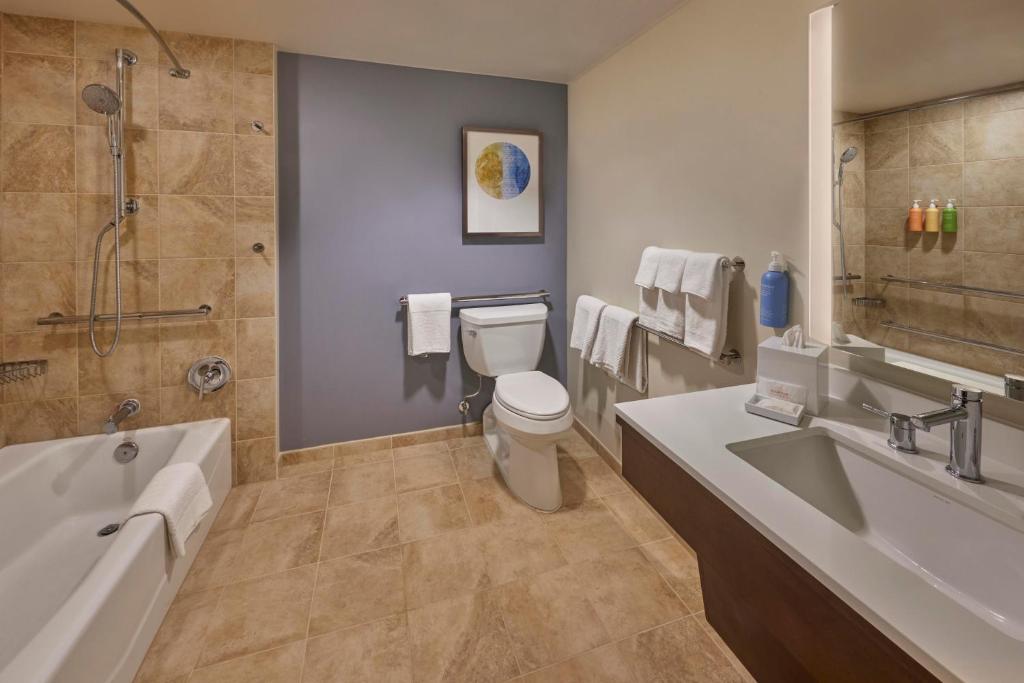 Hilton Hawaiian Village Waikiki Beach Resort - Queen Room With Tub And Tapa Resort View - Mobility Accessible