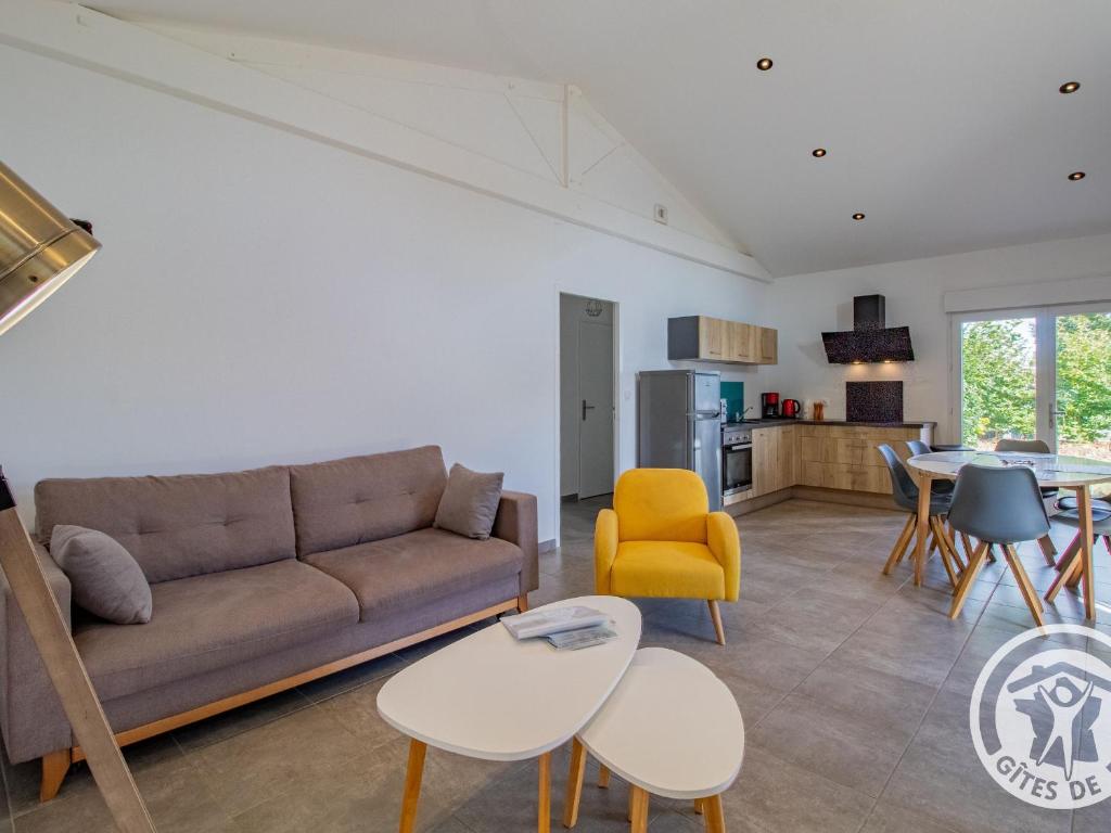 Gîte Moderne et Confortable Proche Cholet, Nantes et Puy du Fou, avec Terrasse et Près d'un Étang - FR-1-622-43 - Holiday Home