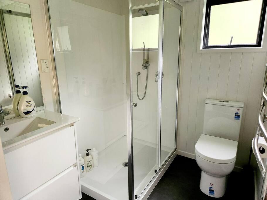 Gallery image of Romantic Lakeside Cabin 1hr AKL in Waiterimu
