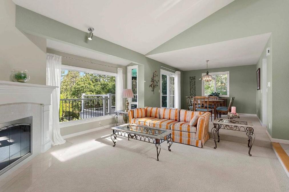 un soggiorno con divano e camino di Cozy Redmond Retreat- Shared Home near Parks and Attractions a Redmond