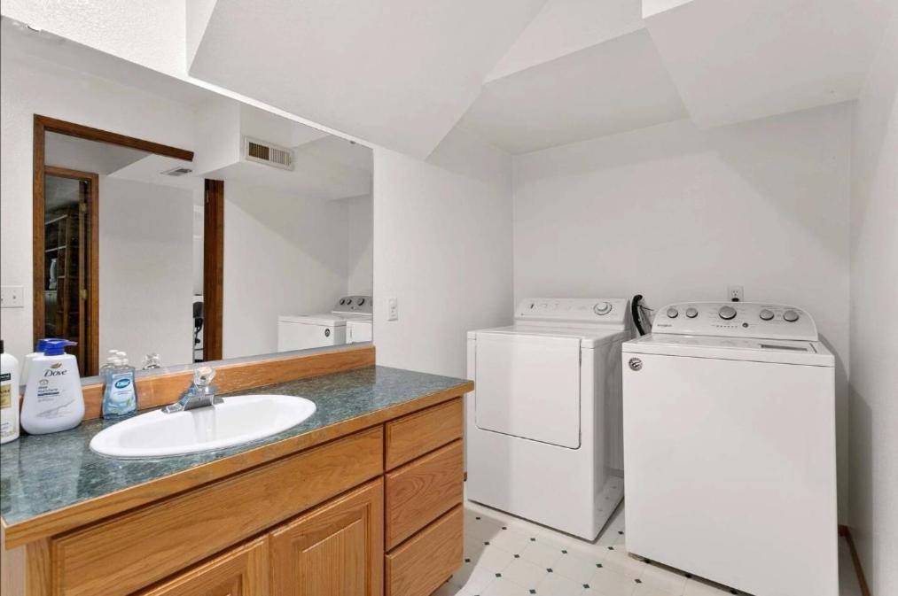 Foto dalla galleria di Cozy Redmond Retreat- Shared Home near Parks and Attractions a Redmond