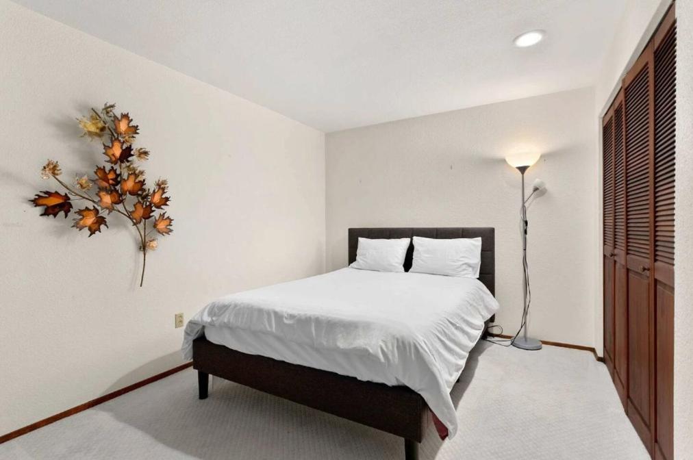 Letto o letti in una camera di Cozy Redmond Retreat- Shared Home near Parks and Attractions