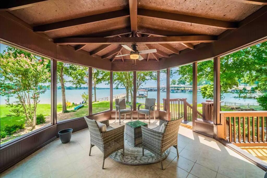 Výhled na řeku, která protéká v blízkosti prázdninového domu