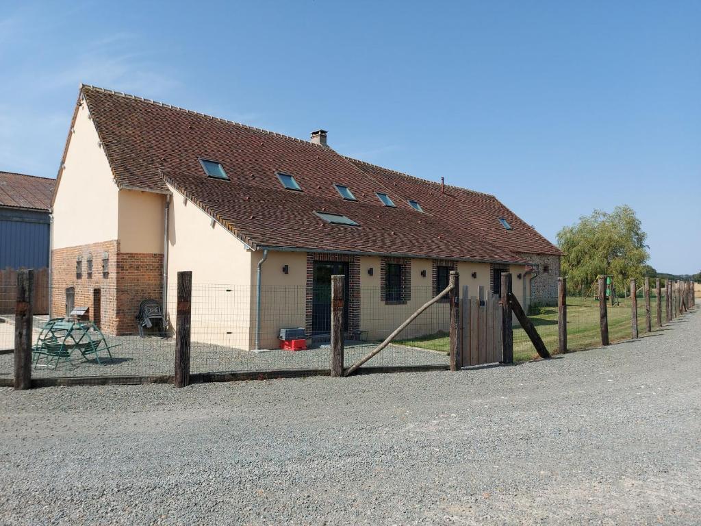 a white building with a brown roof and a fence at Gîte spacieux à Happonvilliers avec jardin privatif, accueil jusqu'à 14 personnes, animaux admis - FR-1-581-139 in Happonvilliers