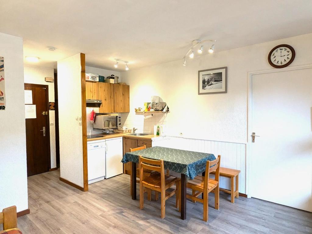 une cuisine et une salle à manger avec une table et des chaises dans l'établissement Appartement 1 chambre centre village, proche Bossonnet - FR-1-459-232, à La Clusaz