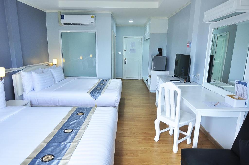 a hotel room with two beds and a desk at AM Heritage Room in Ban Hang Ta Duk