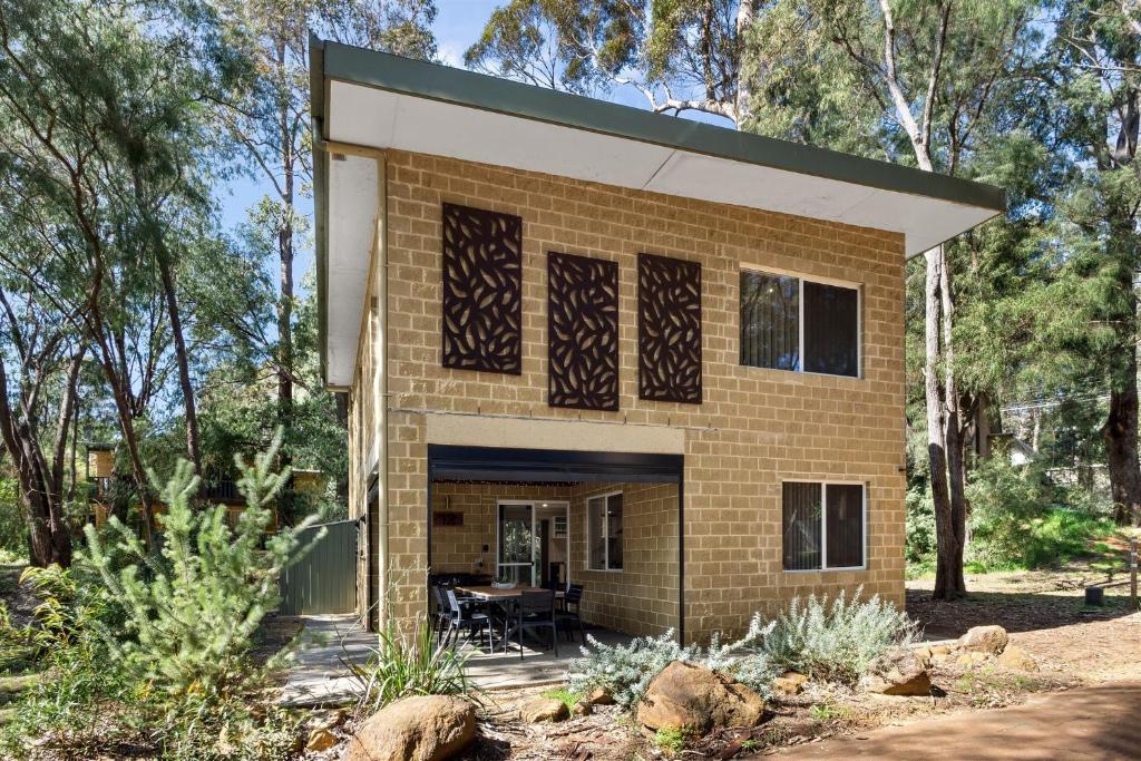 una casa en medio de un bosque en River Tree Chalet - Margaret River NEW, en Margaret River Town