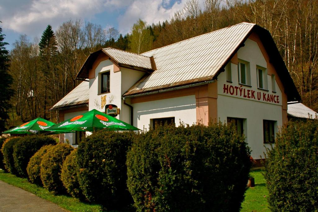 een huis met twee groene parasols ervoor bij Hotýlek u Kance in Lipova Lazne