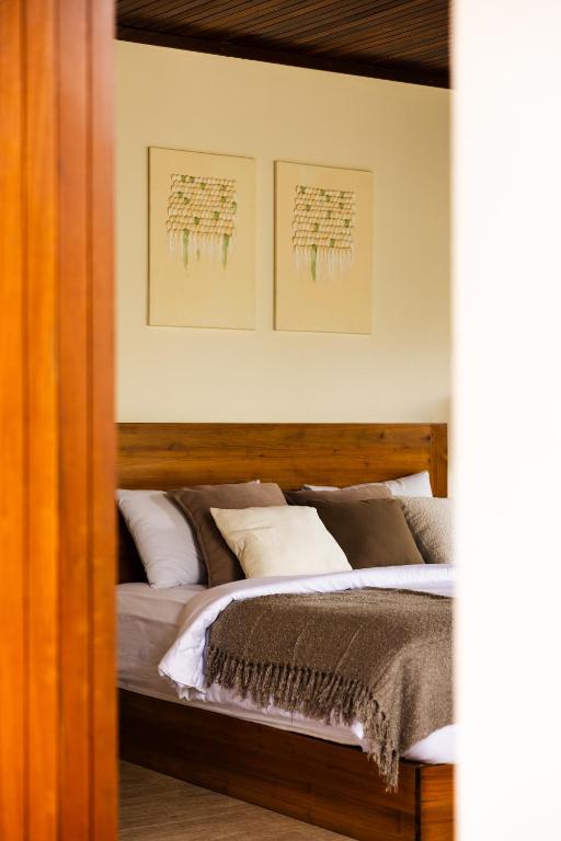 Postel nebo postele na pokoji v ubytování Meraki Lombok Villas