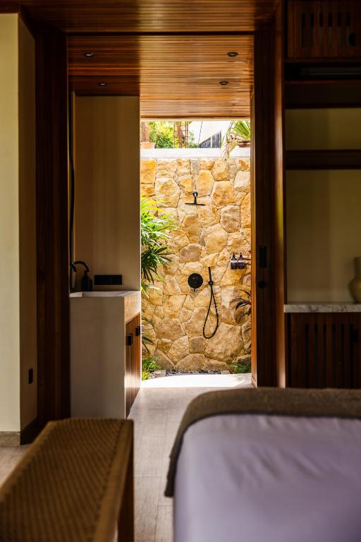 Postel nebo postele na pokoji v ubytování Meraki Lombok Villas