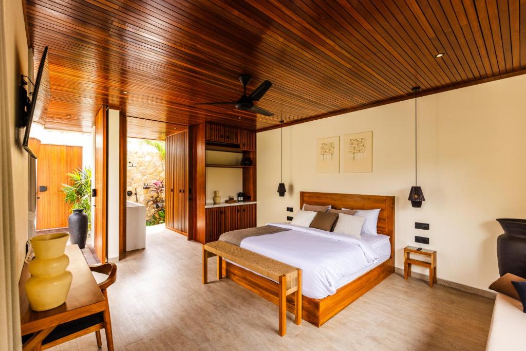 Postel nebo postele na pokoji v ubytování Meraki Lombok Villas