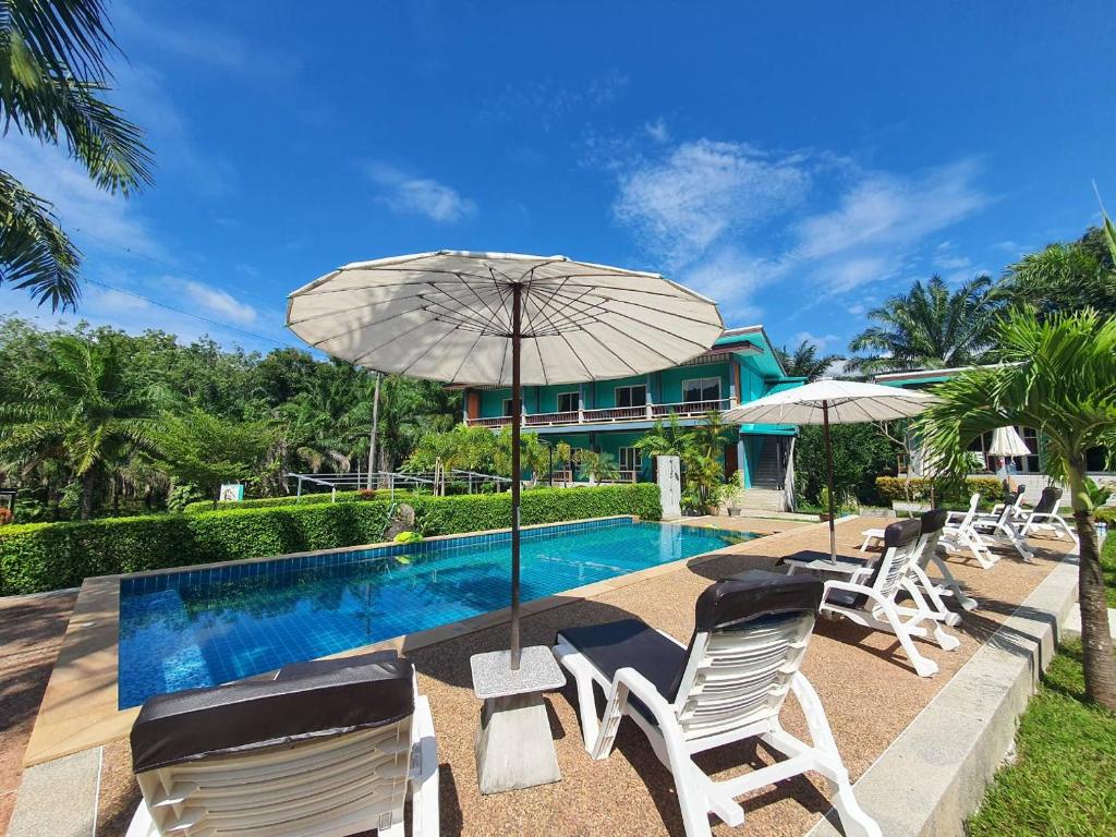 Bazén v ubytování Tum Mai Kaew Lanta Resort nebo v jeho okolí