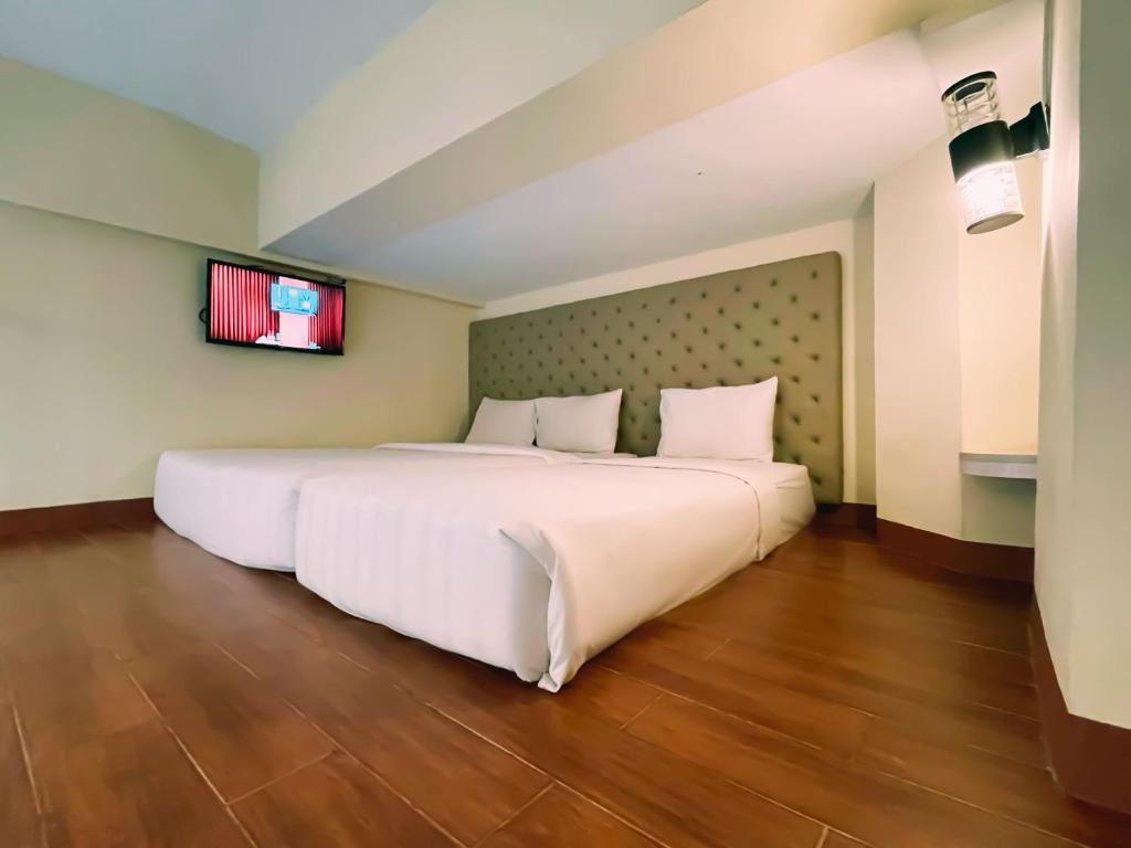 Postel nebo postele na pokoji v ubytování Tebu Hotel Bandung