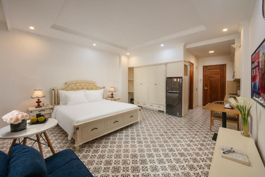 Postel nebo postele na pokoji v ubytování Luxe Paradise Suites Dich Vong Hau