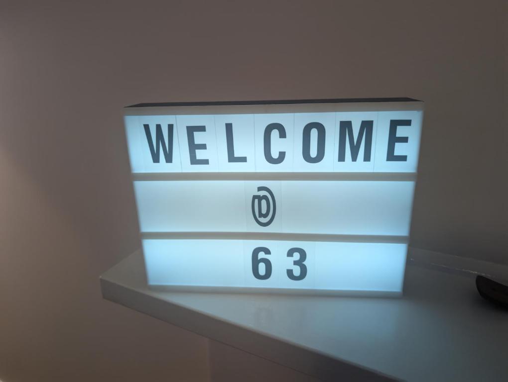 Un cartel que dice bienvenido en la parte superior de un estante. en Ground Floor Elwood village Apartment, en Melbourne