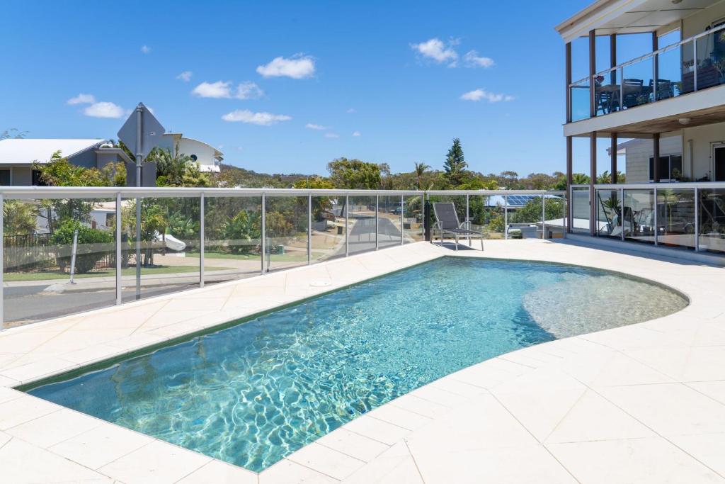 una piscina al costado de un edificio en THE Peace POD, en Agnes Water